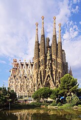 Bazilica Sagrada Família din Barcelona de Antoni Gaudí (1883–)