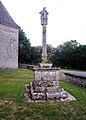 Le calvaire situé dans l'enclos paroissial de l'église Saint-Caradec.