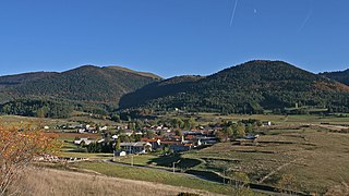 Au loin la serre de Moncamp 1774 m et le massif de Cortalpic 1633 m.