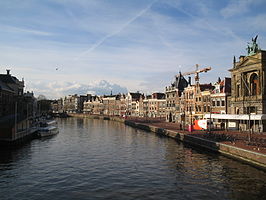 Binnen Spaarne met, geheel rechts, het Teylers Museum