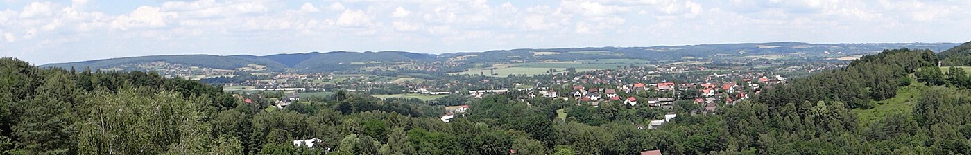 Widok z Garbu Tenczyńskiego na Wyżynę Olkuską wznoszącą się nad Rowem Krzeszowickim