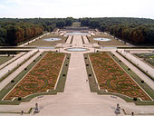 Grădină franceză cu arabescuri la Castelul Vaux-le-Vicomte din Franța