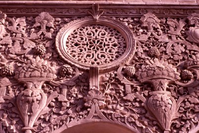 Lavoro in stucco delle pareti della casa raffiguranti flora e frutta