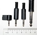 Conectores Jack, de izquierda a derecha: mono de 2,5 mm; mono y estéreo de 3,5 mm; estéreo de 6,3 mm.