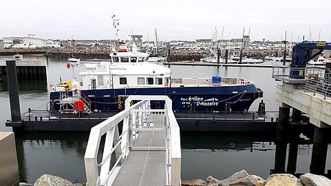 Navire de ravitaillement offshore Moti' Vent du parc éolien en mer de Saint-Nazaire amarré au quai EMR du port de La Turballe.