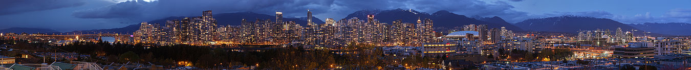 Vancouver nagy felbontású panorámaképe, a Downtown (belváros) a Broadway és az Oak Street környékén nagyjából észak felé tekintve. A híd a bal oldalon a Granville utcai híd