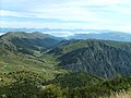 Il est parfois difficile de distinguer les facteurs humains et naturels de fragmentation forestière. La géomorphologie, les microclimats interfèrent ici avec les effets du pâturage et de l'exploitation des arbres (Vue depuis le sommet du Monte Grappa vers les Alpes et les Dolomites)