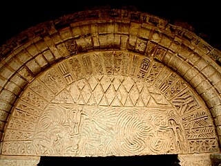 L'église Saint-Martin: le haut-relief du portail.