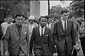 U.S. marshals eskorterer James Meredith til undervisning ved University of Mississippi