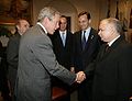 El presidente de los Estados Unidos George W. Bush y el primer ministro polaco Jarosław Kaczyński durante una conversación en la Casa Blanca, octubre de 2006