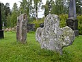 Gamle gravsteiner på kirkegården