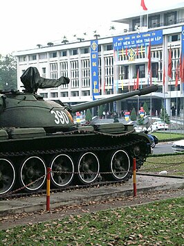 Een van de tanks die aan het einde van het voorjaarsoffensief van 1975 door de poorten van het Zuid-Vietnamese presidentiële paleis brak