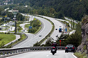 Blick von der B 171 auf die A 12 mit Raststätte Trofana Tyrol in Mils bei Imst