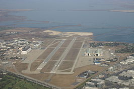 Luchtfoto van Moffett Field. De drie grote hangers zijn duidelijk zichtbaar.