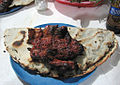 Una tlayuda en Oaxaca, servida con un trozo de filete de falda a la parrilla.