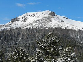 Vue du Bec de l'Aigle enneigé, à droite.