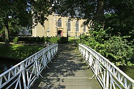 Brug over de gracht naar de Nicolaaskerk