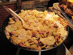 Tartiflette franc-comtoise géante de saucisse de Montbéliard et munster.