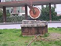 Flügelrad, Symbol der Ferrovie Calabro Lucane, auf dem Busterminal in Castrovillari