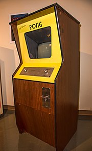 Borne d'arcade Pong : meuble marron et jaune avec un écran.