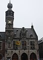 L'hôtel de ville surmonté du beffroi.