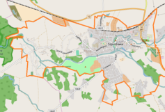 Mapa konturowa Szprotawy, po lewej nieco u góry znajduje się punkt z opisem „Kościół św. Andrzejaw Szprotawie”