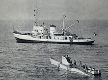 Photographie noir et blanc de l'aviso Élie-Monnier, avec le FNRS3 au premier plan.