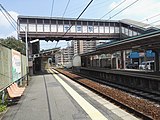 ホームと跨線橋