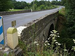 Pont enjambant la Divatte, le Maine-et-Loire sur la rive droite (second plan), la Loire-Atlantique sur la rive gauche (premier plan).