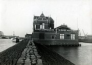 Station Amsterdam-Noord met het bootje naar het Centraal Station (links)