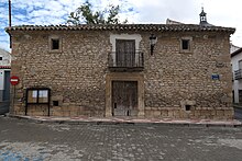 Edificio del aqntigúo pósito, depósito de cereal de carácter municipal cuya función primordial consistía en realizar préstamos de cereal en condiciones módicas a los vecinos necesitados.