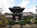 安国寺鐘楼門（松江市）（右手に京極高次公供養塔、山門・国道9号線は左側）