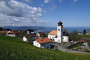 Blick über d Pfarrkircha St. Bernhard uf dr Bodesee