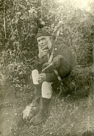 circa 1900: famous piper O Rilo