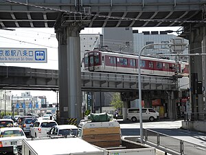 在車站遺址附近行走中的列車（2015年4月）