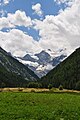 Cogne'daki Émile Chanoux meydanından görünen Gran Paradiso.