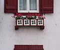 Ventana con lauburu en Hasparren, Labort.