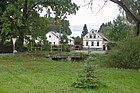 Haus Nr. 26 und Nr. 27 im Vordergrund Brücke über die Úhlavka (vor 1945 in Zummern als Mühlbach bezeichnet)