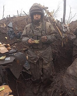 Soldat ukrainien dans une tranchée près de Bakhmout, novembre 2022