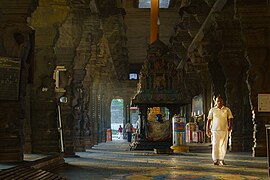 Galerie du Dwajasthamba dans un temple de Kanchipuram. Un des Sapta puri, les sept villes saintes de l'Inde.