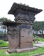 A stone-carved pillar-gate, or que (闕), 6 m (20 ft) in total height – the tomb of Gao Yi in Ya'an, Eastern Han[396]