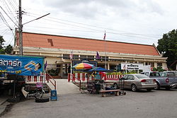 สถานีรถไฟโพธาราม เป็นสถานีรถไฟที่สร้างขึ้นตั้งแต่สมัยรัชกาลที่ 5 และเป็นสถานีรถไฟประจำอำเภอ โดยอาคารในภาพเปิดใช้เมื่อ 14 กันยายน พ.ศ. 2511 แต่ได้ถูกรื้อถอนไปแล้วจากการก่อสร้างรถไฟทางคู่