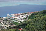 Vista da vila de 'Uturoa e o océano.