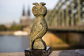 Wikieule mit Kölner Dom und Hohenzollernbrücke im Hintergrund