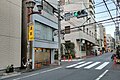 神山町東交差点のそばにある