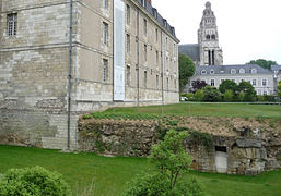 vue d'une petite porte dans la muraille antique