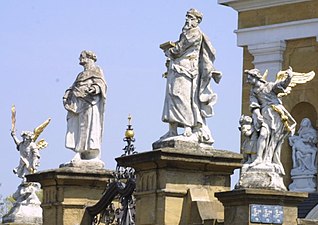 Figuren auf der Kirchhofmauer