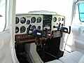 Щурвалите в кабината на Cessna 152.