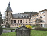 Vue de l'ancienne école apostolique de Clairefontaine, aujourd'hui centre de location de salles et d'hébergement pour conférences.