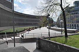 Gangbroen langs Y-blokken og Akersgata, sett fra trappen ved Trefoldighetskirken Foto: Helge Høifødt